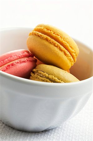 pastel francês - Different coloured macarons (small French cakes) in ceramic bowl Foto de stock - Royalty Free Premium, Número: 659-03536953