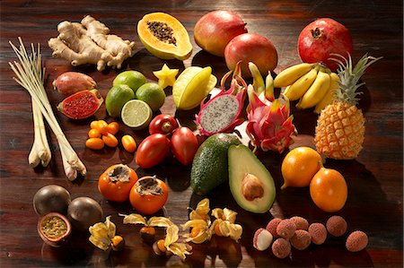 simsearch:659-03536985,k - Exotic fruit on dark wooden background (still life) Stock Photo - Premium Royalty-Free, Code: 659-03536985