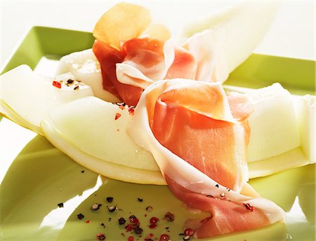 pink pepper - Prosciutto and melon sprinkled with pink pepper Stock Photo - Premium Royalty-Free, Code: 659-03536983