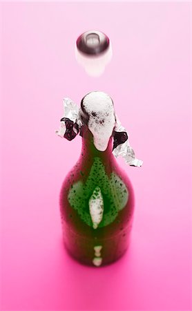 simsearch:659-06184165,k - Cork fliegen aus Flasche Sekt Stockbilder - Premium RF Lizenzfrei, Bildnummer: 659-03537028