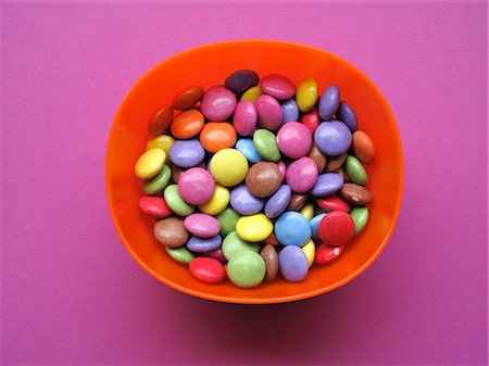 simsearch:659-03535913,k - Coloured chocolate beans in a dish Stock Photo - Premium Royalty-Free, Code: 659-03537030