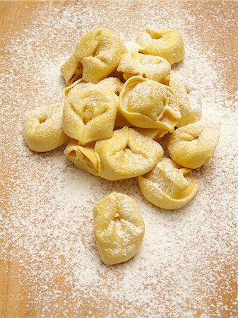 pasta type - Tortellini frais avec de la farine Photographie de stock - Premium Libres de Droits, Code: 659-03537033