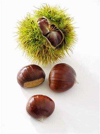 Sweet chestnuts, with and without prickly case Stock Photo - Premium Royalty-Free, Code: 659-03537055
