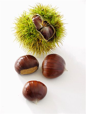 sweet chestnuts - Sweet chestnuts, with and without prickly case Stock Photo - Premium Royalty-Free, Code: 659-03537055