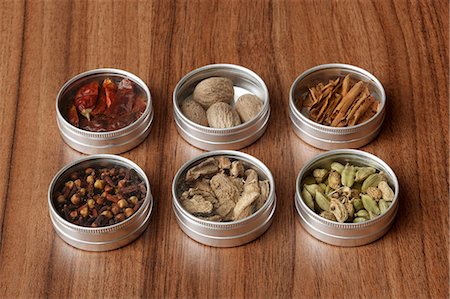 spice - Assorted spices in small tins Foto de stock - Sin royalties Premium, Código: 659-03537050