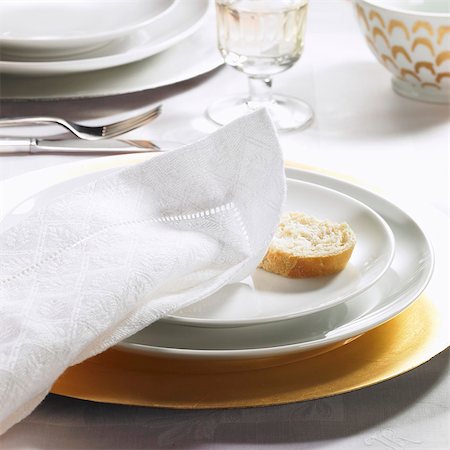 serviette de table - Établissement lieu festif avec une serviette en tissu & tranche de baguette Photographie de stock - Premium Libres de Droits, Code: 659-03537062