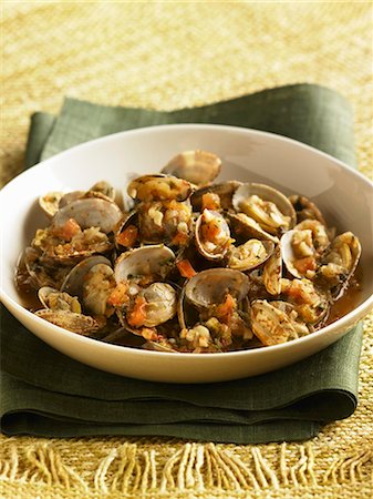 Clams with Tomatoes in Broth Foto de stock - Sin royalties Premium, Código: 659-03537170