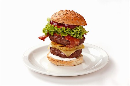 Burger à deux étages avec bacon et ananas Photographie de stock - Premium Libres de Droits, Code: 659-03537255