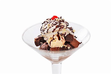 Sundae de crème glacée avec des carrés au chocolat et crème Photographie de stock - Premium Libres de Droits, Code: 659-03537262
