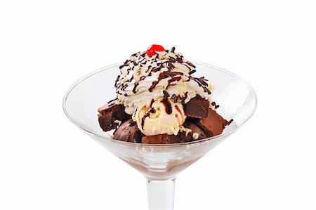 sundae - Ice cream sundae with brownies and cream Foto de stock - Sin royalties Premium, Código: 659-03537262