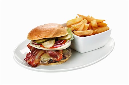 simsearch:659-03537275,k - Cheeseburger with bacon and chips Foto de stock - Sin royalties Premium, Código: 659-03537274