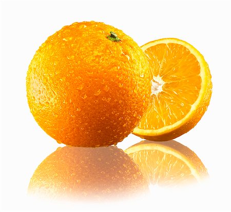 simsearch:659-03534563,k - Orange complet et une demi-orange Photographie de stock - Premium Libres de Droits, Code: 659-03537305