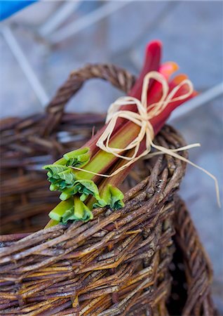 ruibarbo - A bundle of rhubarb on a basket Foto de stock - Sin royalties Premium, Código: 659-03537366