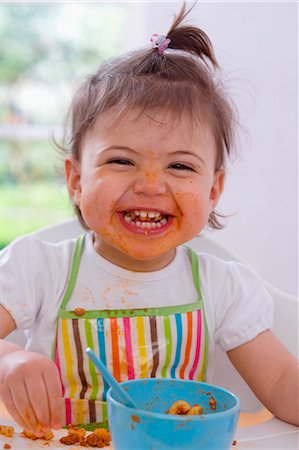 simsearch:659-03531230,k - Girl eating pasta with bolognese sauce Foto de stock - Sin royalties Premium, Código: 659-03537374