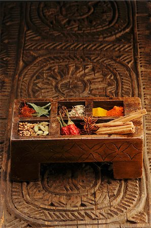 Assorted spices in Indian wooden box Foto de stock - Sin royalties Premium, Código: 659-03537422