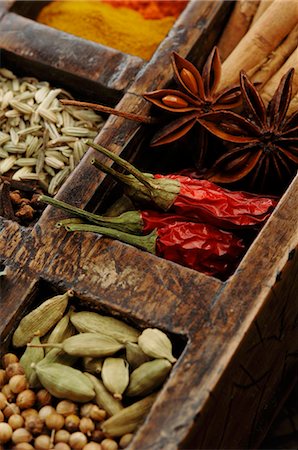 Assorted spices in wooden box (close-up) Foto de stock - Sin royalties Premium, Código: 659-03537423