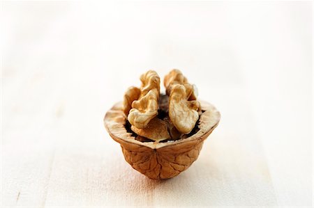 Half a walnut Stock Photo - Premium Royalty-Free, Code: 659-03537439