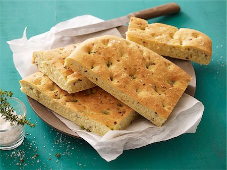 flat bread - Focaccia with salt and thyme Foto de stock - Sin royalties Premium, Código: 659-03537461