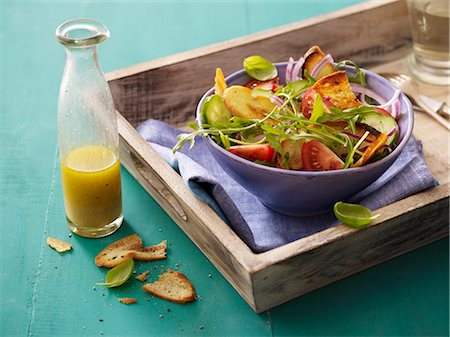 Salade au pain avec des tomates et roquette, vinaigrette en bouteille Photographie de stock - Premium Libres de Droits, Code: 659-03537463
