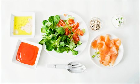 saumon fumé - Divers ingrédients de la salade (vue aérienne) Photographie de stock - Premium Libres de Droits, Code: 659-03537495