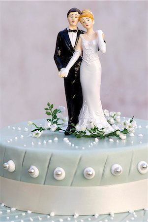 figura - Wedding cake with bride and groom cake toppers Foto de stock - Sin royalties Premium, Código: 659-03537573