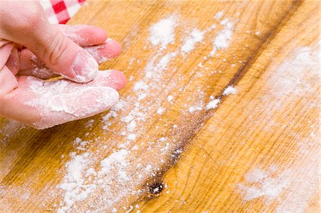powder in hand - Dusting a work surface with flour Foto de stock - Sin royalties Premium, Código: 659-03537601