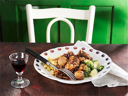 Beef ragout with sweet chestnuts and port wine Foto de stock - Sin royalties Premium, Código: 659-03537634