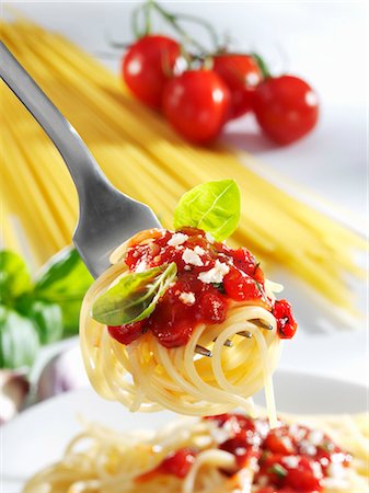 spaghetti - Spaghetti à la sauce tomate dans une fourchette Photographie de stock - Premium Libres de Droits, Code: 659-03537651