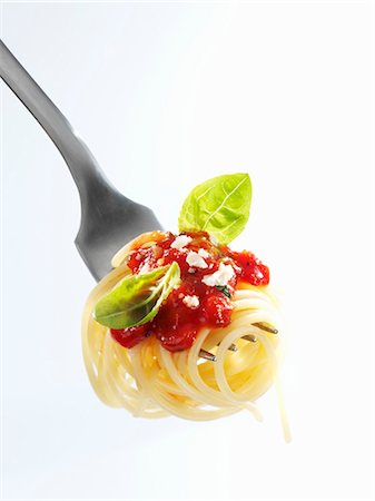 spaghetti - Spaghetti à la sauce tomate dans une fourchette Photographie de stock - Premium Libres de Droits, Code: 659-03537652
