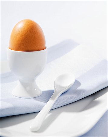 Boiled egg in egg cup Foto de stock - Sin royalties Premium, Código: 659-03537694