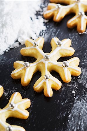 dolci natalizi - Christmas biscuits with silver dragees Fotografie stock - Premium Royalty-Free, Codice: 659-03537698