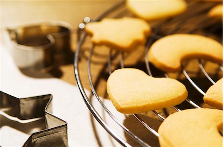 Biscuits on cake rack Stock Photo - Premium Royalty-Free, Code: 659-03537699