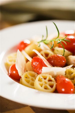 simsearch:659-06187205,k - Wagon Wheel Pasta with Tomatoes and Parmesan Cheese Fotografie stock - Premium Royalty-Free, Codice: 659-03537690