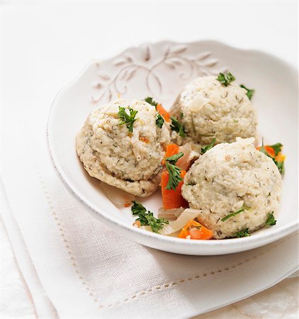 Matsa boules avec les carottes et le persil dans un bol blanc Photographie de stock - Premium Libres de Droits, Code: 659-03537705