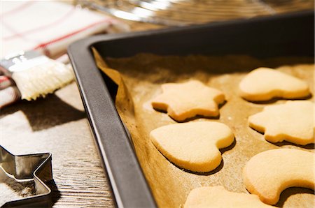 dolci natalizi - Biscuits on baking tray Fotografie stock - Premium Royalty-Free, Codice: 659-03537701