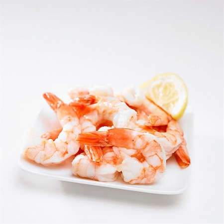 Assiette de crevettes cuites avec du citron Photographie de stock - Premium Libres de Droits, Code: 659-03537720