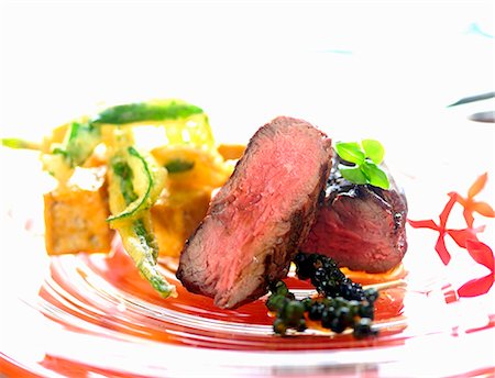 Australian beef fillet with fried tofu and tempura Foto de stock - Sin royalties Premium, Código: 659-03537738