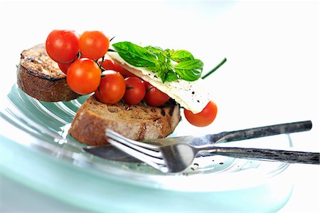 Toast avec fromage feta, tomates cerises et le basilic Photographie de stock - Premium Libres de Droits, Code: 659-03537733