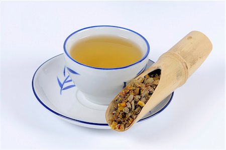 Turmeric root with a cup of tea Foto de stock - Sin royalties Premium, Código: 659-03537753