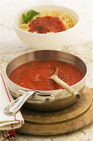 salsa de tomate - Tomato sauce for spaghetti Foto de stock - Sin royalties Premium, Código: 659-03537789