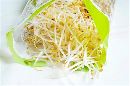 packaging - Fresh bean sprouts in plastic bag Stock Photo - Premium Royalty-Free, Code: 659-03537823