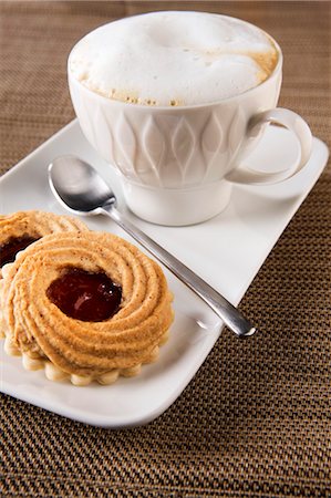 simsearch:659-03533717,k - Cappuccino and hazelnut & redcurrant jam tarts Foto de stock - Sin royalties Premium, Código: 659-03537843