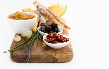 simsearch:659-06373050,k - Antipasti (dried tomatoes, olives, grissini, melon) Foto de stock - Sin royalties Premium, Código: 659-03537852