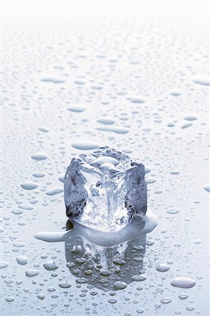 An ice cube on a wet surface Foto de stock - Sin royalties Premium, Código: 659-03537853