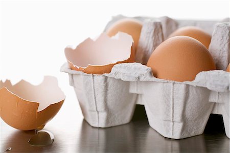 simsearch:659-03527833,k - Eggs in egg box, one empty eggshell Stock Photo - Premium Royalty-Free, Code: 659-03537898