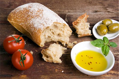 Still life with ciabatta, olive oil, olives and tomatoes Foto de stock - Sin royalties Premium, Código: 659-03537902