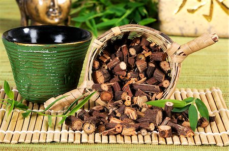 Tea and dried root of Polygonum multiflorum Foto de stock - Sin royalties Premium, Código: 659-03537924