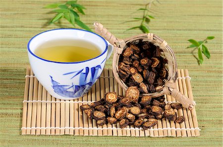 simsearch:659-07069776,k - Cup of Notopterygium root tea (Qiang Hua, China) Foto de stock - Sin royalties Premium, Código: 659-03537920