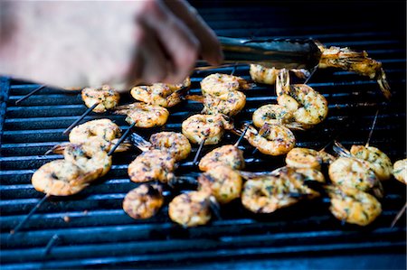 simsearch:659-03521352,k - Brochettes de crevettes sur un barbecue Photographie de stock - Premium Libres de Droits, Code: 659-03530032