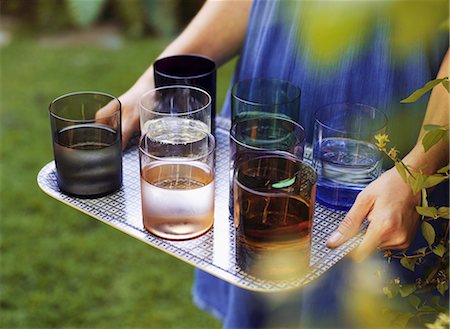 simsearch:659-03531157,k - Une personne exerçant un plateau de plusieurs verres d'eau Photographie de stock - Premium Libres de Droits, Code: 659-03530086